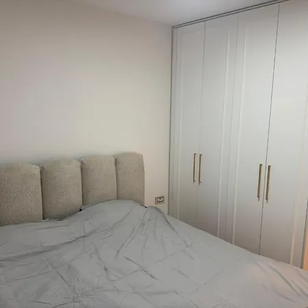 Yellow Diamond Center Free Parking 诺威萨