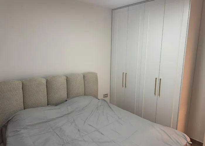 Yellow Diamond Center Free Parking 诺威萨