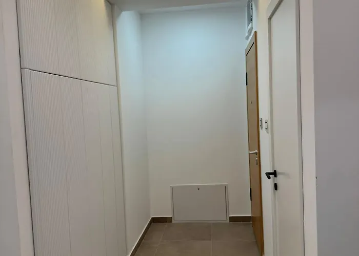 Yellow Diamond Center Free Parking *