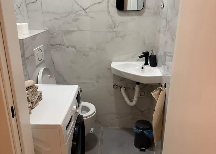 Yellow Diamond Center Free Parking 诺威萨